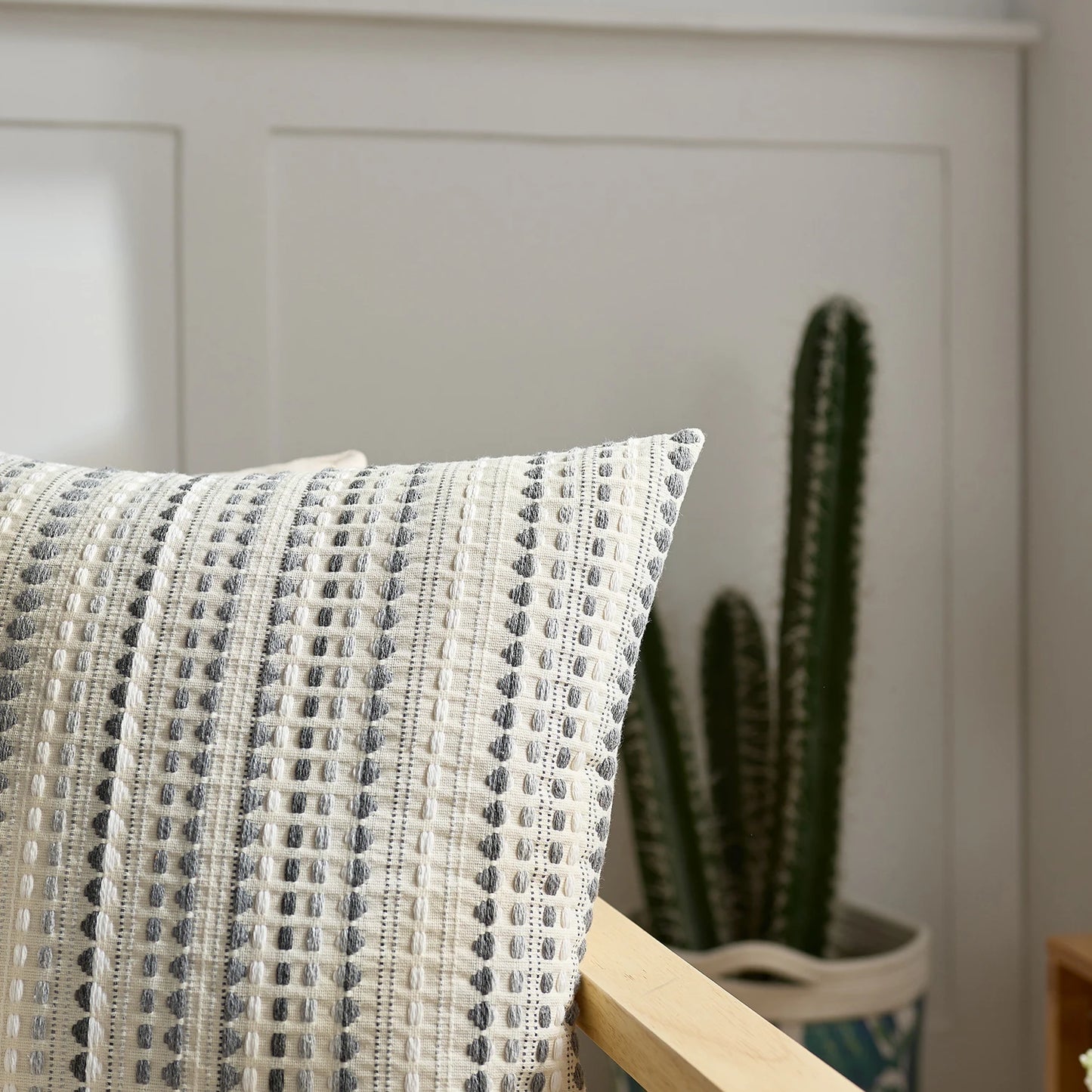 Embroidered polka dot cushion cover – Graphic and modern style