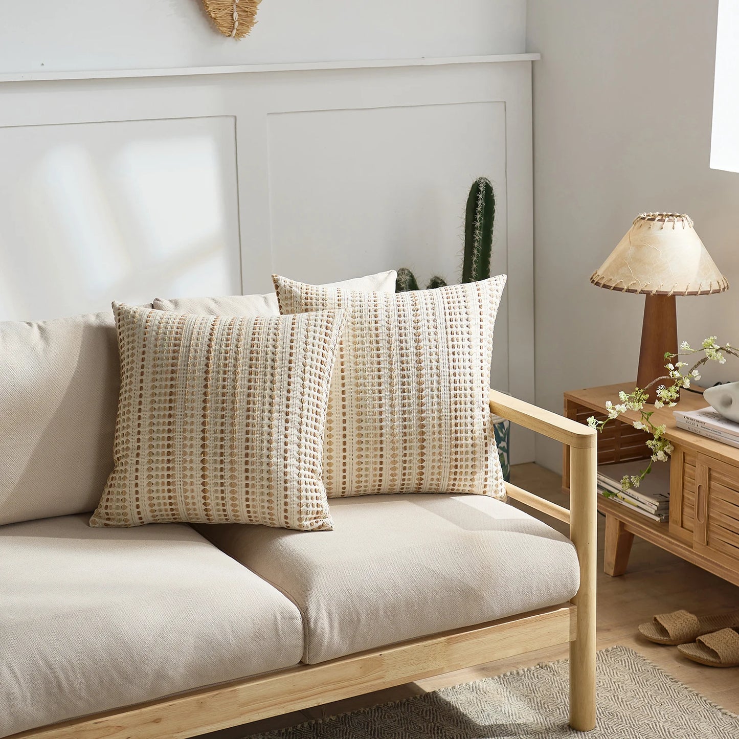 Embroidered polka dot cushion cover – Graphic and modern style