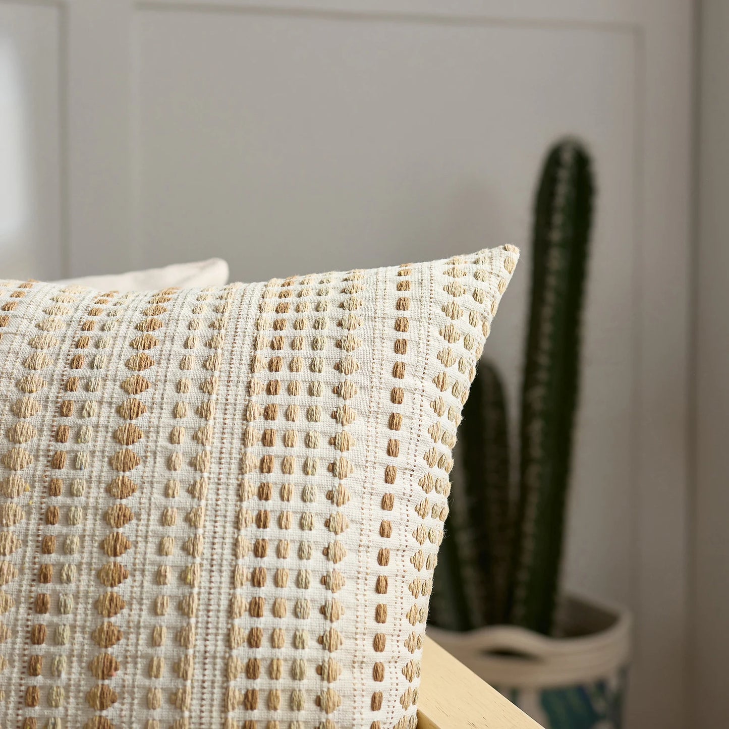 Embroidered polka dot cushion cover – Graphic and modern style