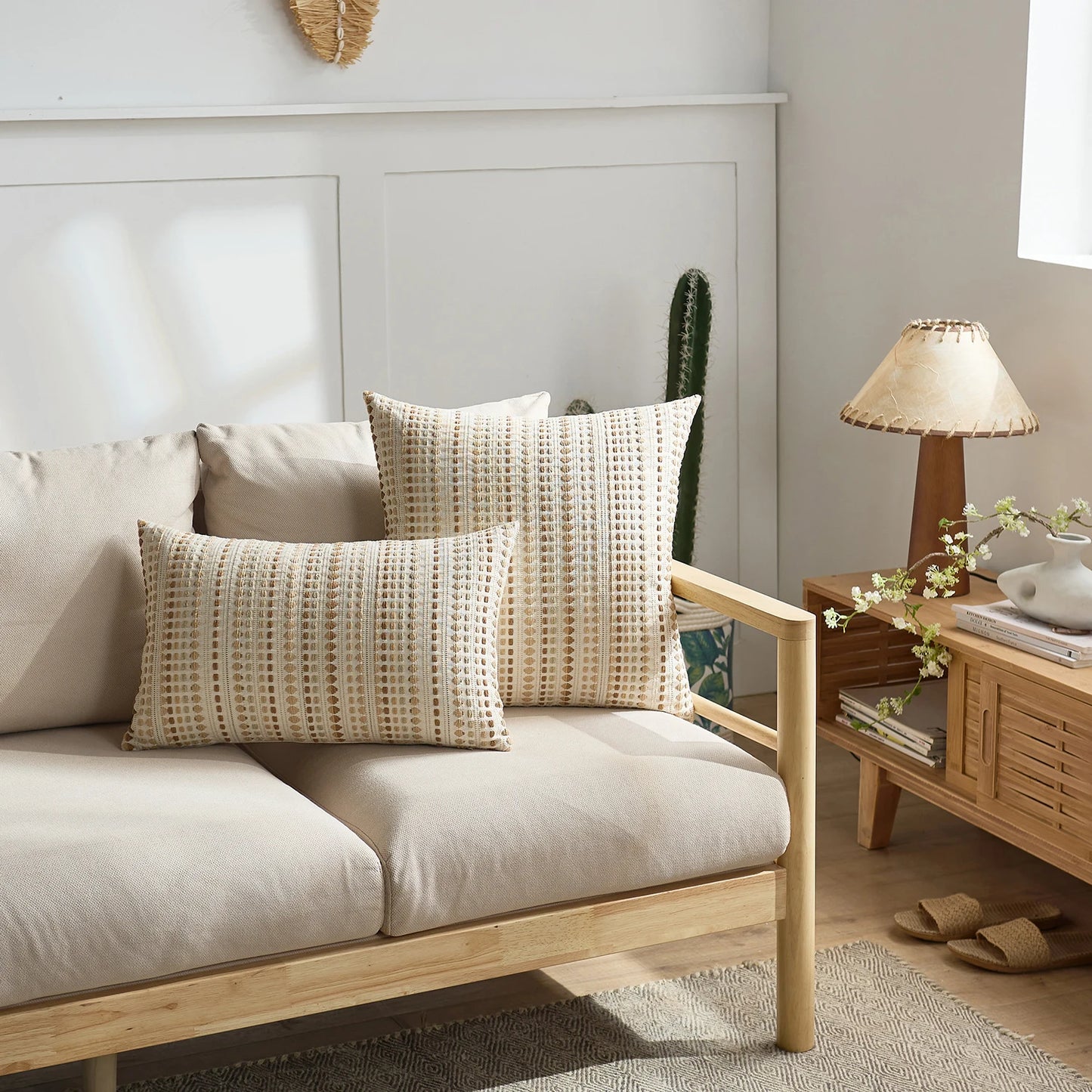 Embroidered polka dot cushion cover – Graphic and modern style