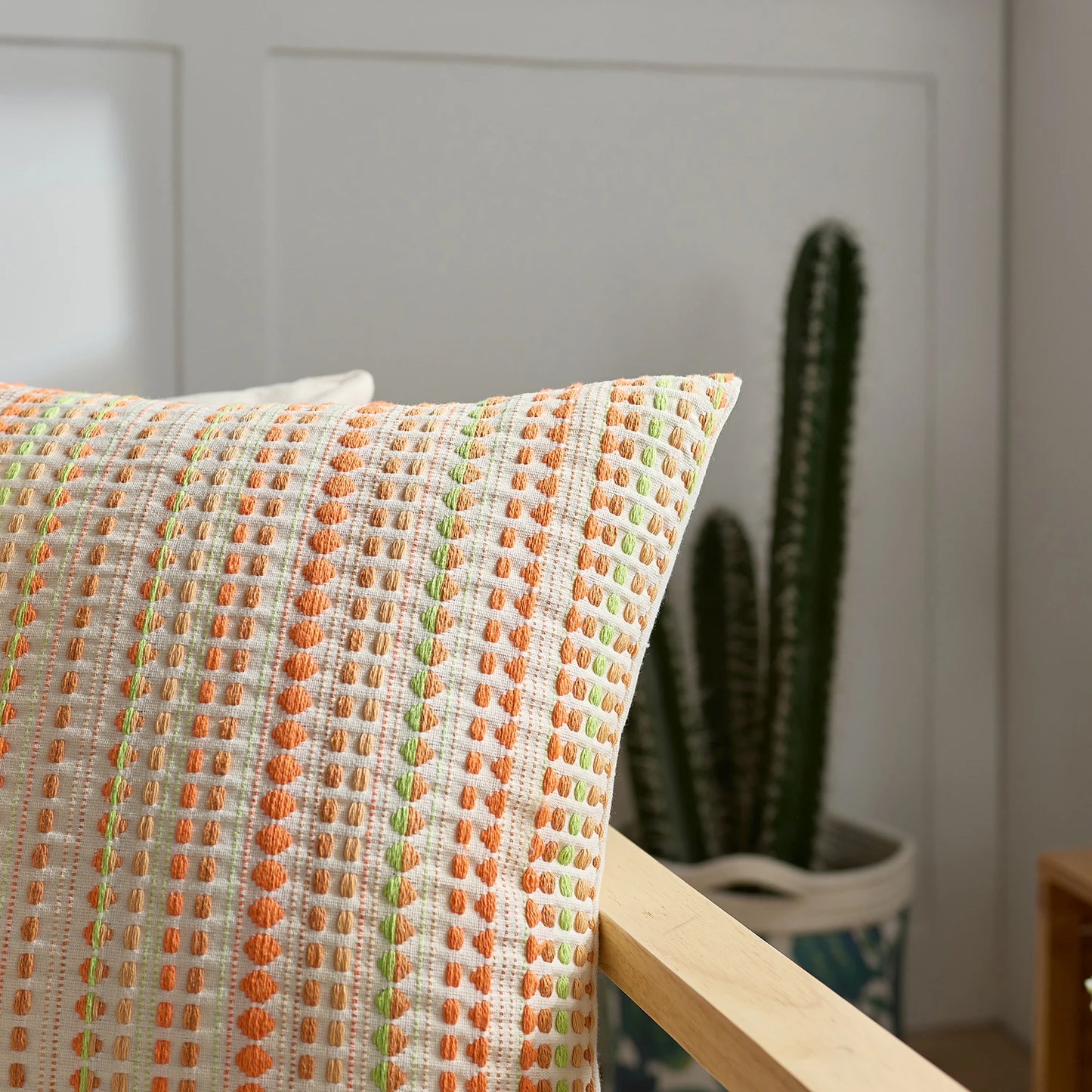 Embroidered polka dot cushion cover – Graphic and modern style