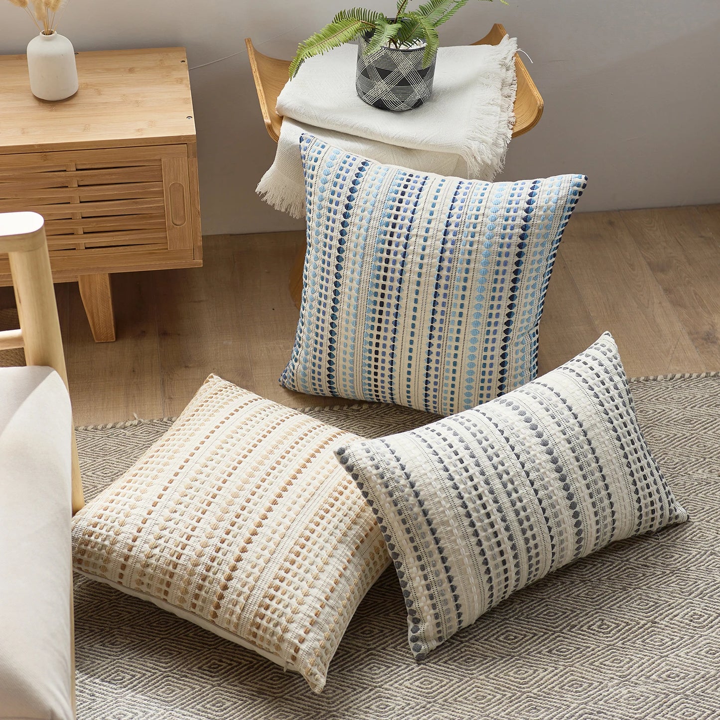 Embroidered polka dot cushion cover – Graphic and modern style