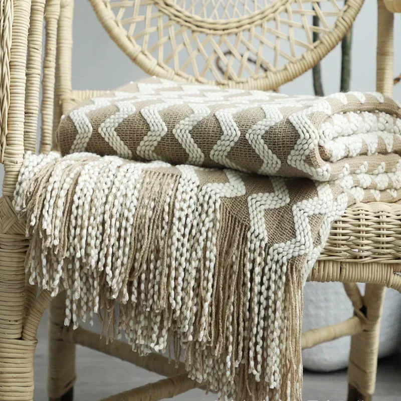 Knitted blanket with fringes