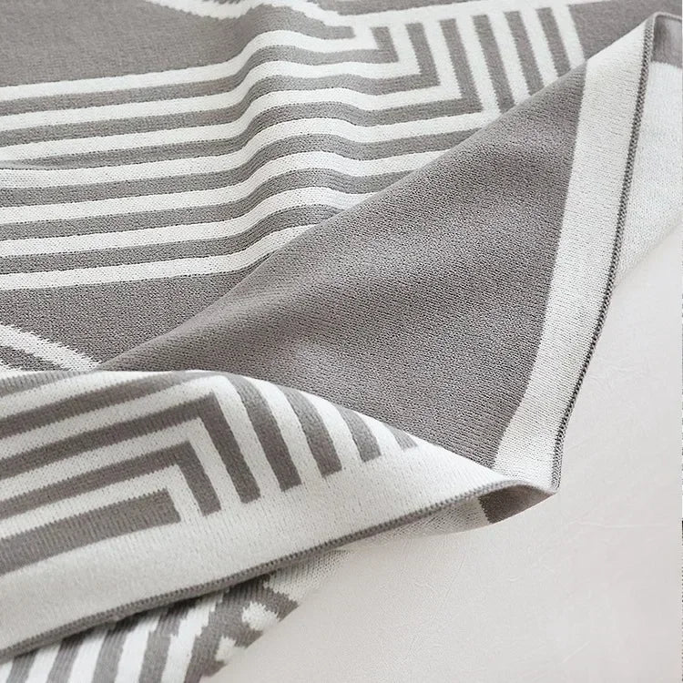 Decorative geometric pattern blanket – 130 x 180 cm