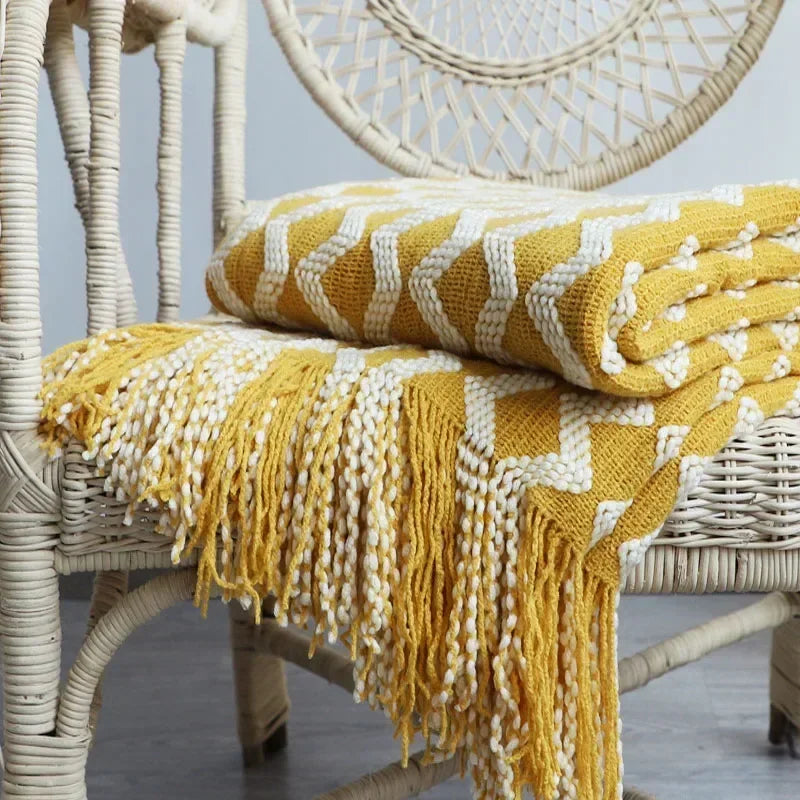 Knitted blanket with fringes