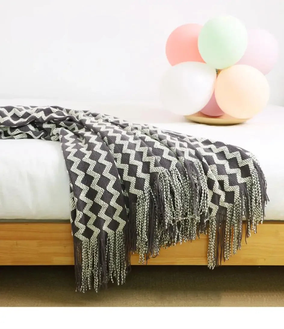 Knitted blanket with fringes