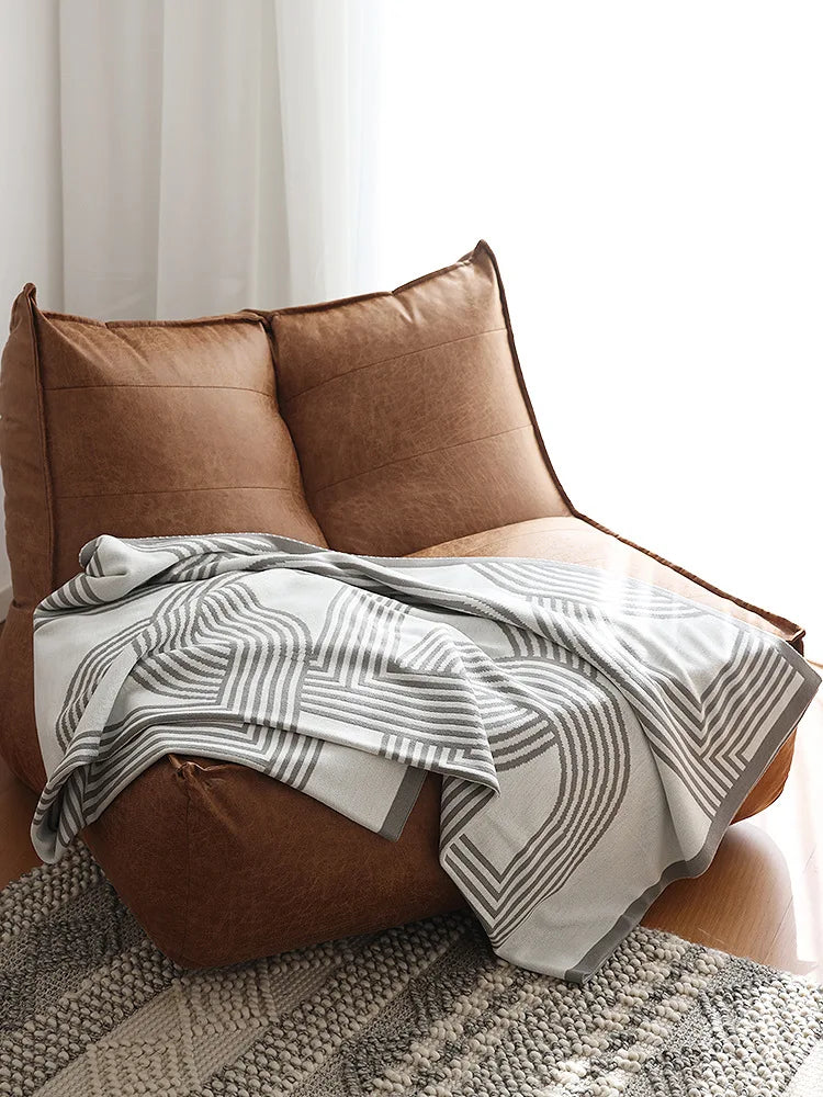 Decorative geometric pattern blanket – 130 x 180 cm