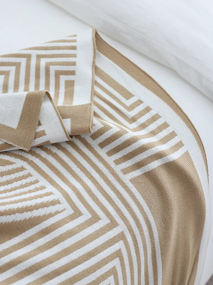 Decorative geometric pattern blanket – 130 x 180 cm
