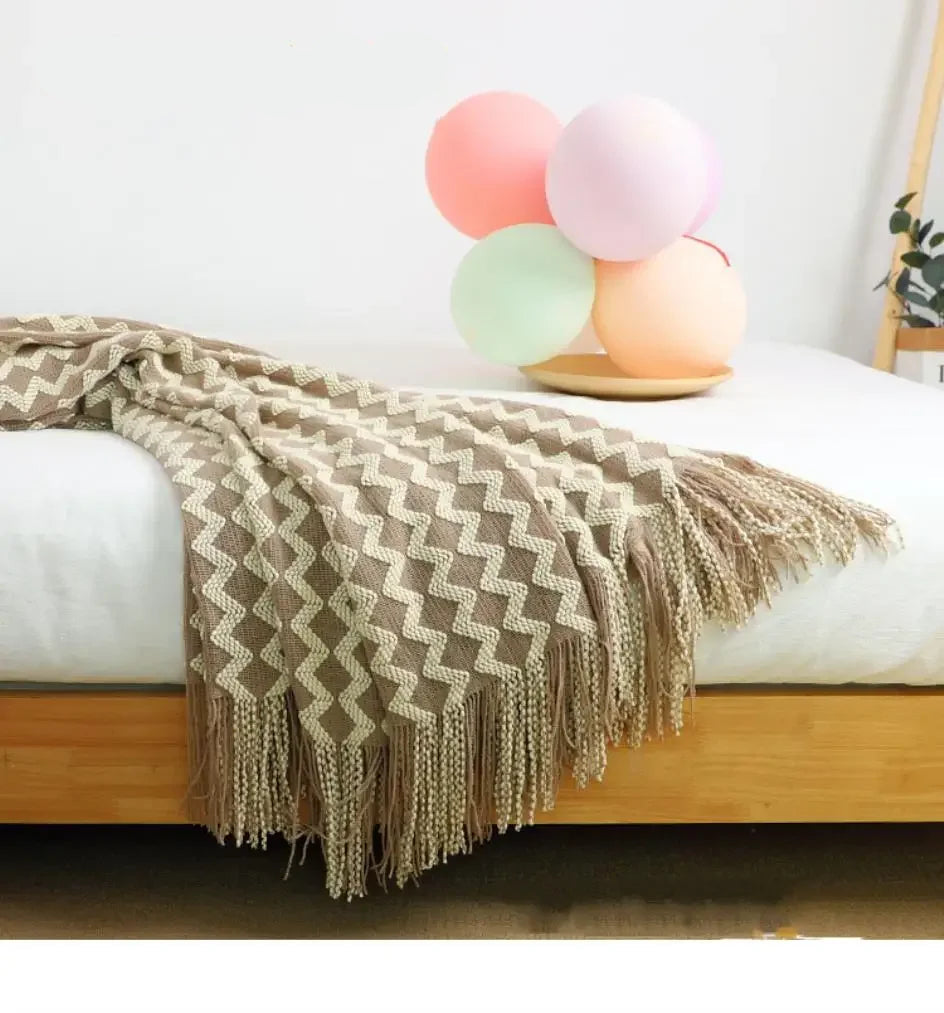 Knitted blanket with fringes