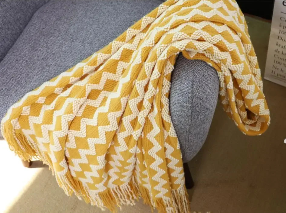 Knitted blanket with fringes
