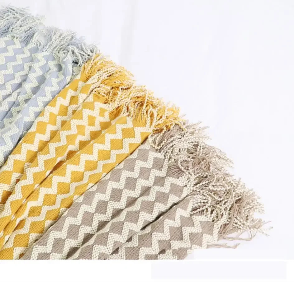 Knitted blanket with fringes